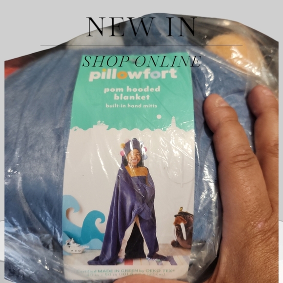 NWT Pillowfort Pom Hooded Kids Blanket w/ Built-in Hand Mitts - Picture 6 of 7